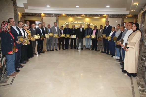 محافظ بني سويف يكرم عددا من الموظفين
