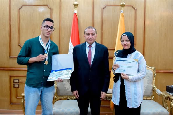 جامعة بني سويف تكرم طالبة كلية الزراعة الفائزة بالمركز الأول في مسابقة الفاوجيت للمسار البحثي
