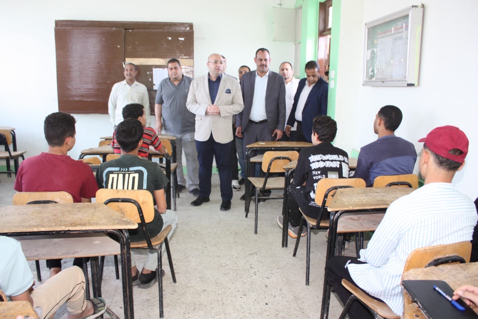 بسبب غياب الانضباط وسوء المتابعة  إحالة إدارتي المدرسة الإعدادية والثانوية بنين بقرية دشطوط للتحقيق