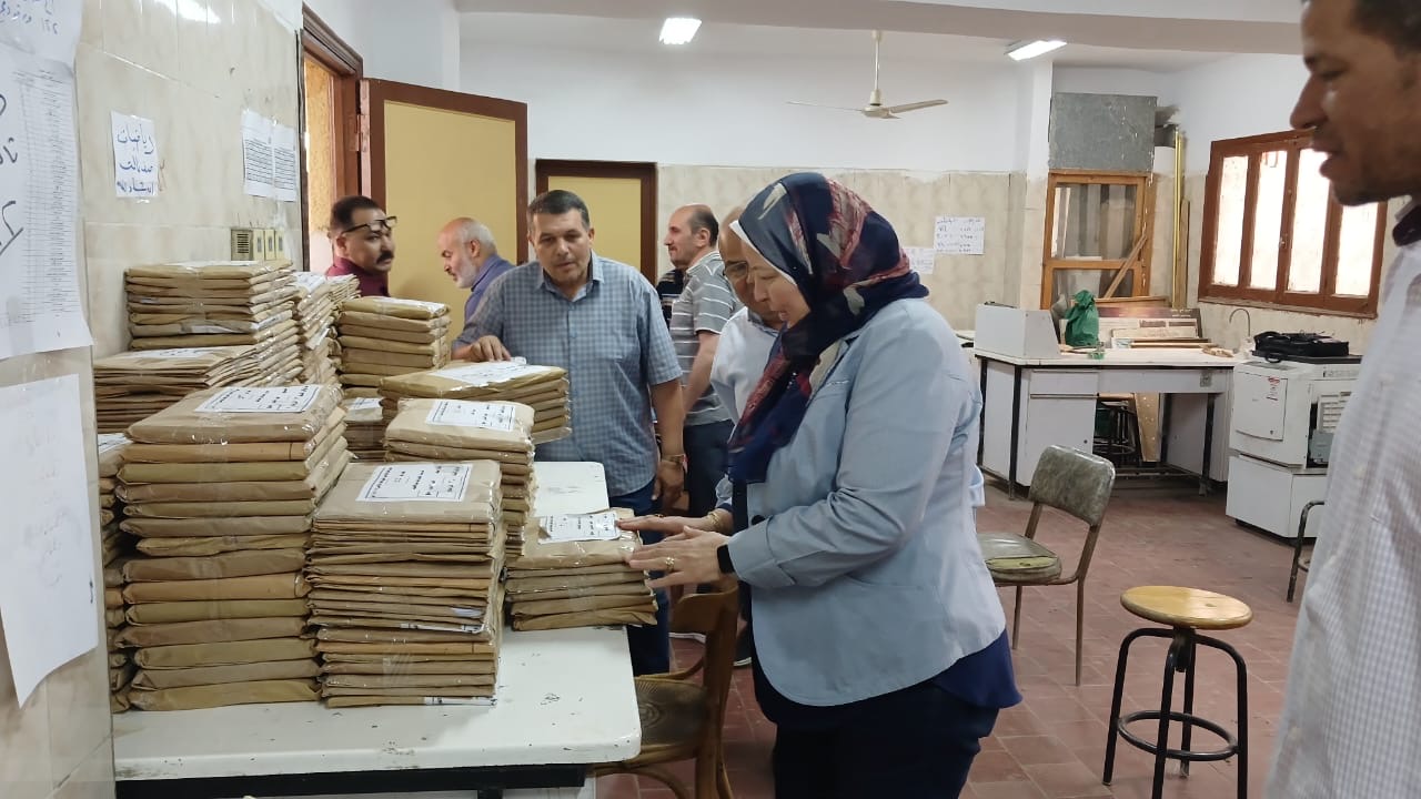 وكيل وزارة التعليم اليوم بمركز ناصر   متابعة مستمرة لمراكز توزيع الأسئلة لسنوات النقل 