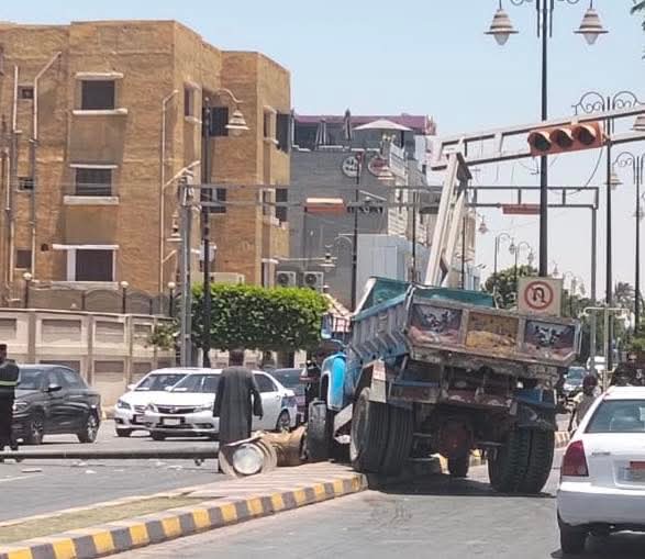 سيارة نقل تصطدم بعمود إنارة وإشارة المرور بالقرب من النادي الرياضي دون إصابات